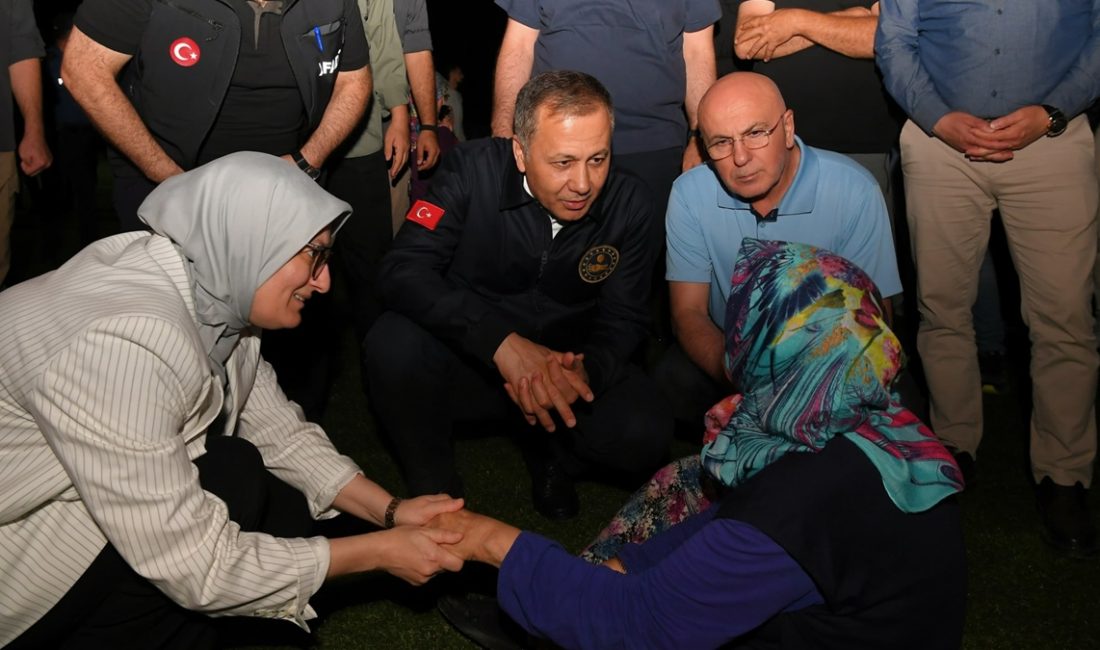 Balıkesir'deki zelzelenin akabinde devletin tüm imkanlarıyla vatandaşların yanında olduğunu bildiren
