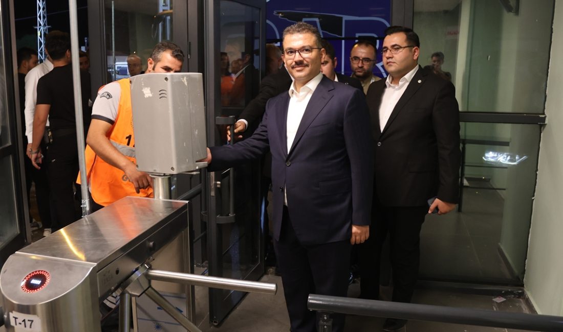 Protokol tribününe elektronik biletle giriş yapan Iğdır Valisi Ercan Turan,