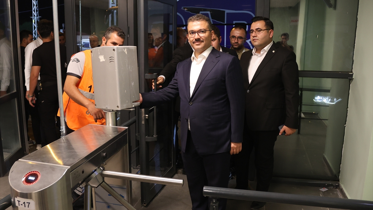 Protokol tribününe elektronik biletle giriş yapan Iğdır Valisi Ercan Turan,