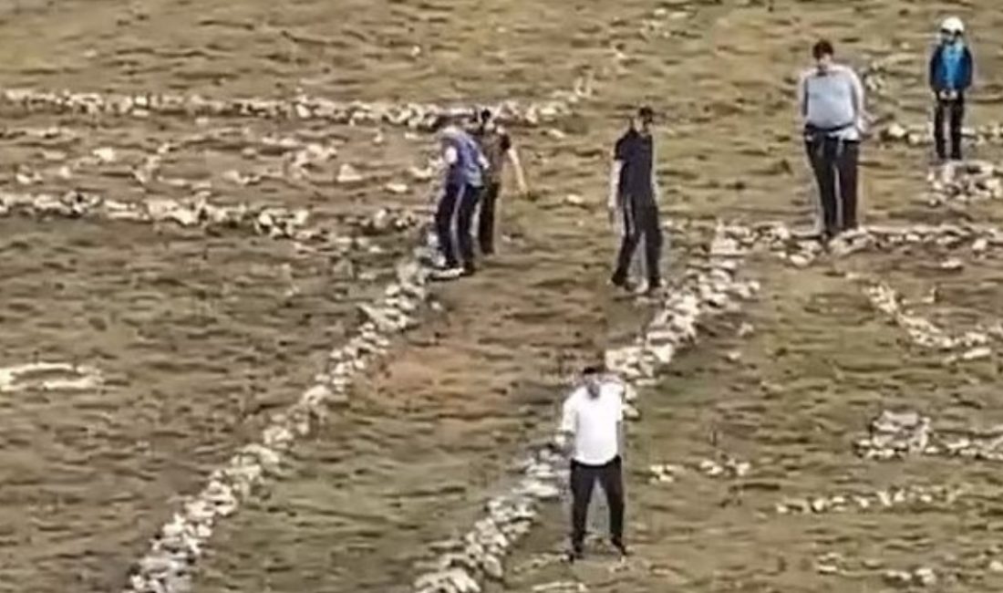 Bir küme Yahudi turist, Birleşik Krallık'ta Galler'deki bir dorukta tarihi