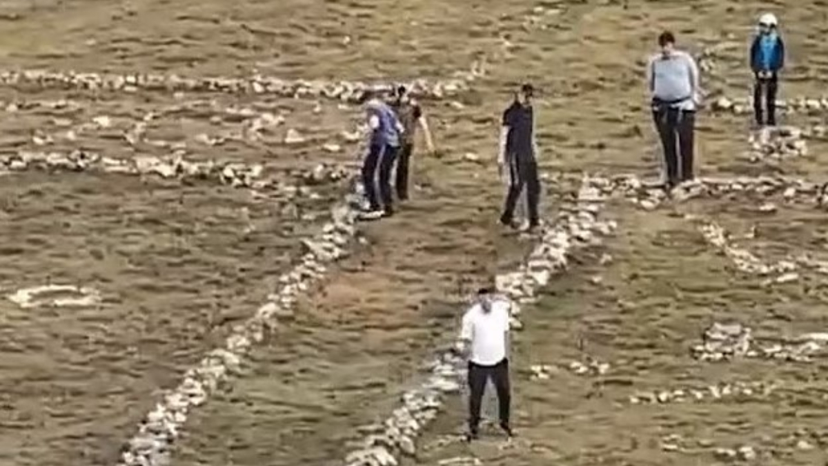 Bir küme Yahudi turist, Birleşik Krallık'ta Galler'deki bir dorukta tarihi