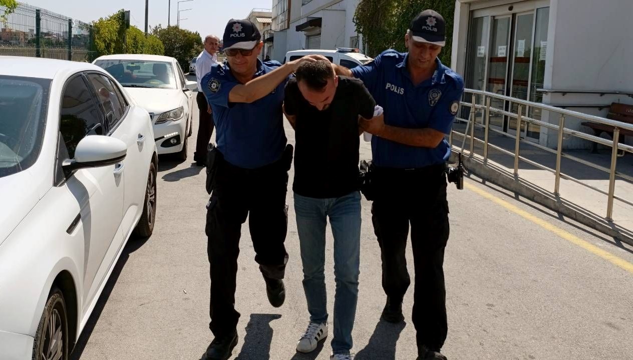 Adana'da belediye su ve kanalizasyon yönetimine ilişkin şantiyede misyon yapan