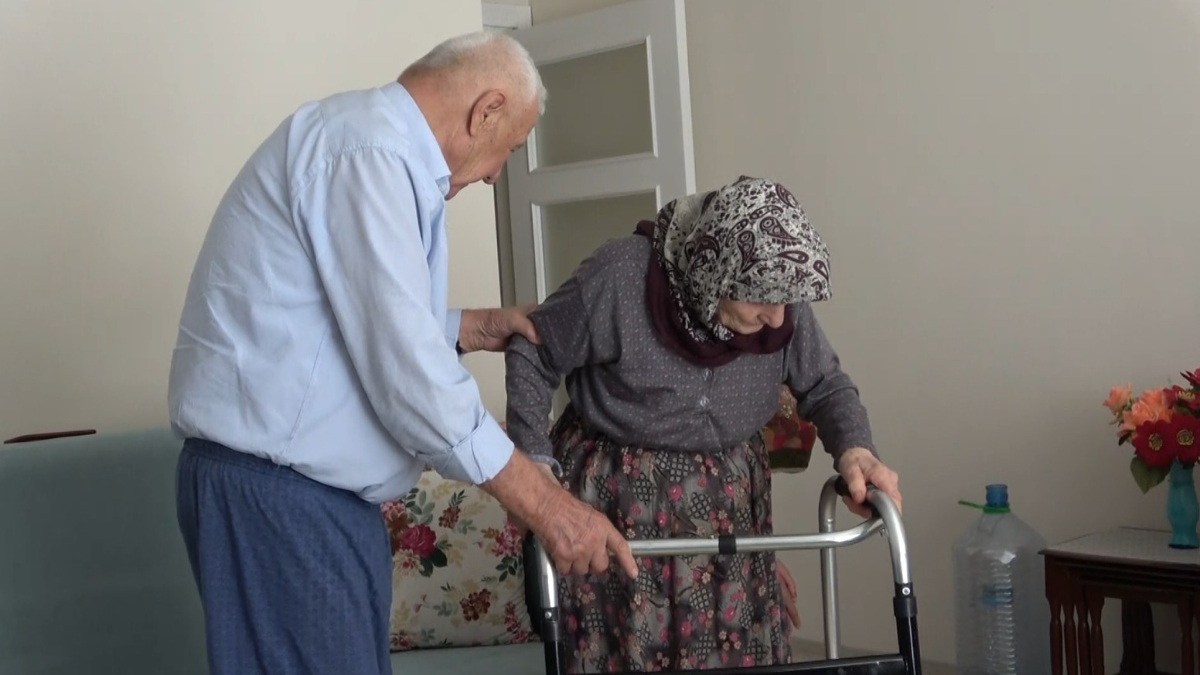 Isparta'da 86 yaşındaki bir adam ve yürümekte zorluk çeken eşi,