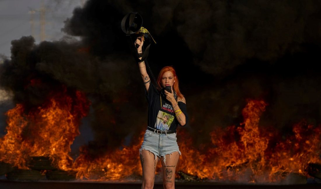 İsrail'de protestocular, sabahın erken saatlerinde ülkedeki işlek otoyolları trafiğe kapatarak,