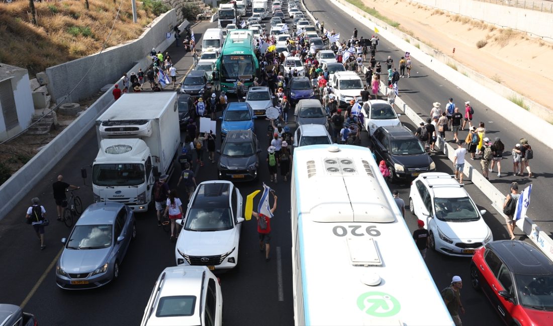 İsrailliler, sabah saatlerinde ellerinde taşıdıkları pankartlarla başşehir Tel Aviv'deki ana
