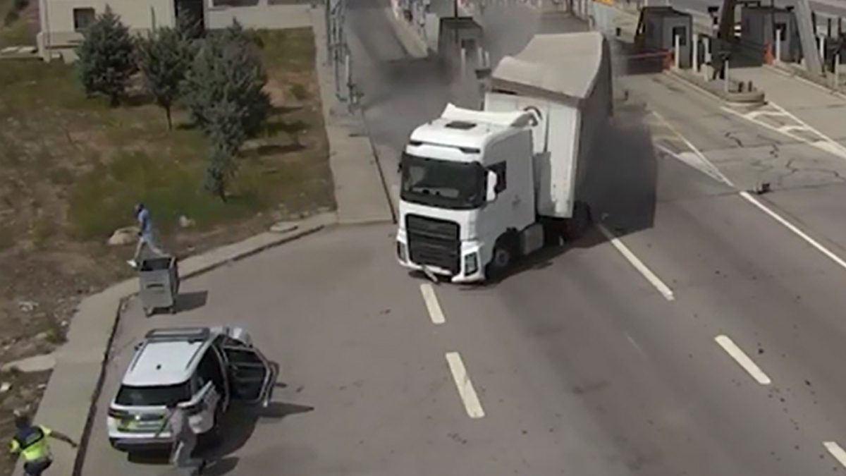 İstanbul Çekmeköy'de denetimden çıkan tırın gişelerde misyonlu jandarma aracına çarpması
