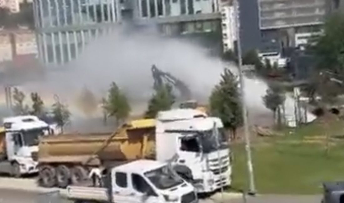 İstanbul Kağıthane'de İSKİ'nin boru yenileme çalışmaları sırasında hafriyat yapan kepçe,