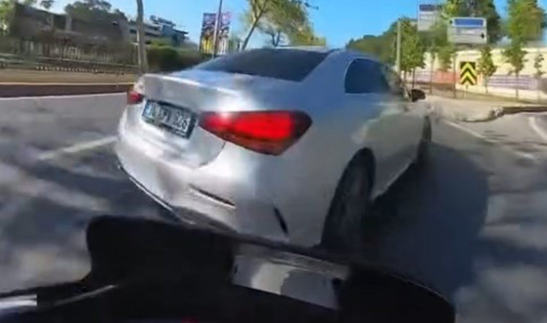 İstanbul Sarıyer'de denetimsiz şerit değiştiren arabaya motosikletin çarptığı anlar motosikletteki