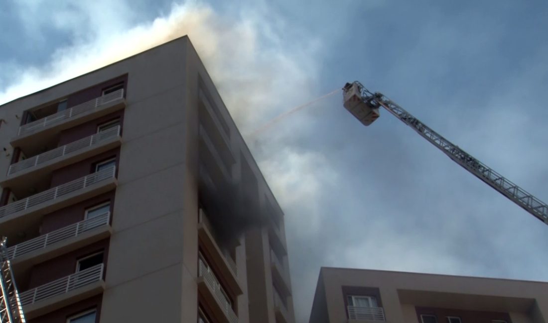 Bağcılar'da 13 katlı bir apartmanın üst katında çıkan yangında endişe