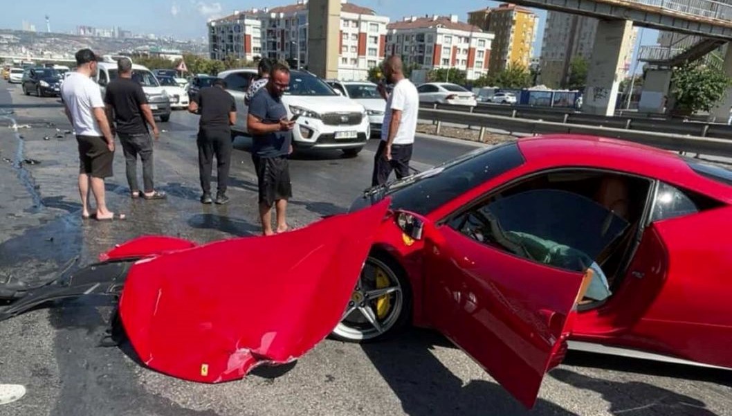 İstanbul Büyükçekmece’de 17 milyon bedelindeki lüks araç kaza yaparak kullanılamaz hale