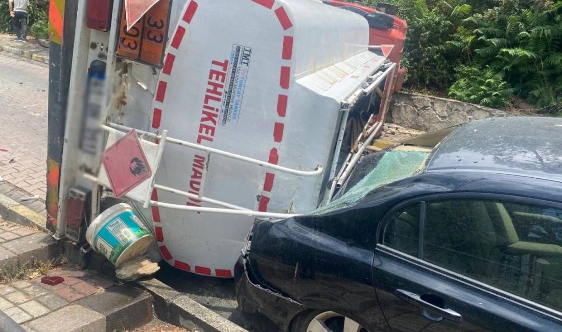 İstanbul Üsküdar’da dik bir yokuşta şoförünün denetiminden çıkan akaryakıt yüklü