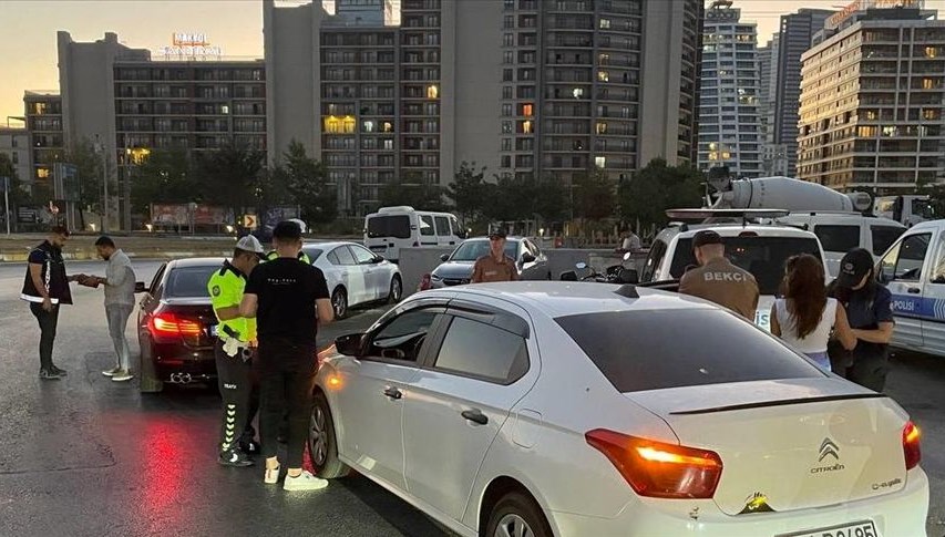 İstanbul'da dün gece vilayet genelinde büyük bir kontrol yapıldı. Emniyet