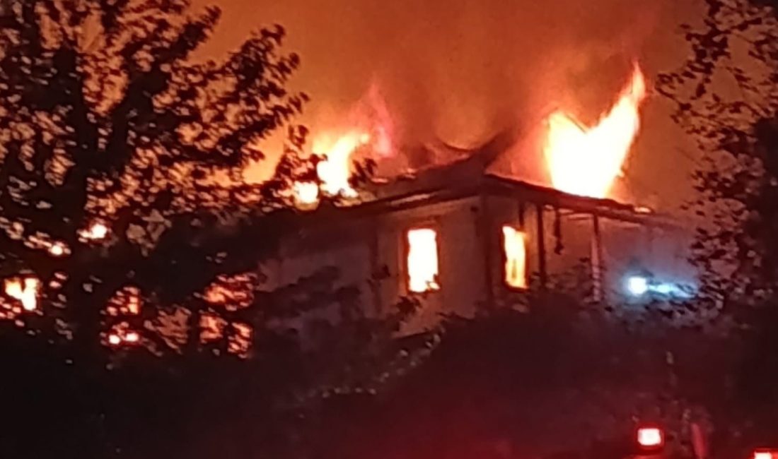 Şile'de alkollü şahıs kaldığı konutu ateşe verdi. Yangına itfaiye, jandarma