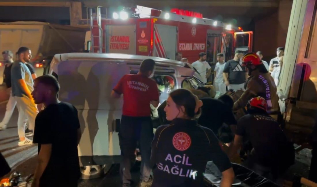 Bayrampaşa'da şoförünün alkollü olduğu öğrenilen hafif ticari araç, park halindeki