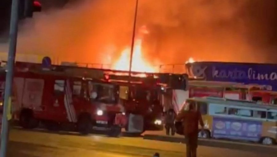 İstanbul Kartal'da balıkçı barınağında yangın çıktı. Alevler kısa müddette 4 restorana