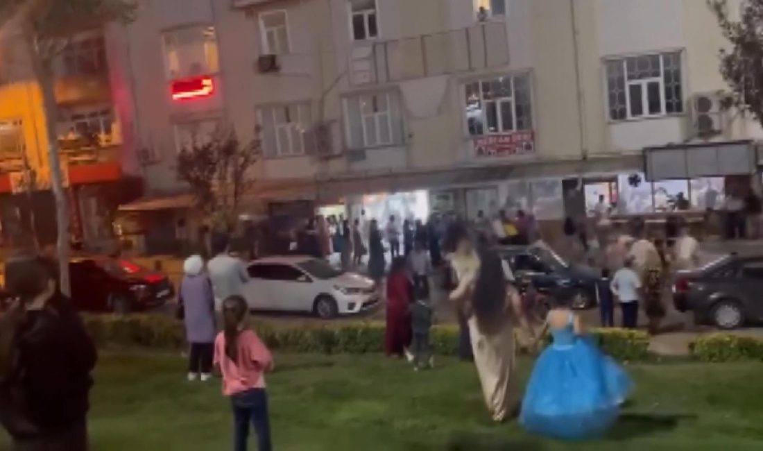 Arnavutköy'de düğün salonu çıkışında iki küme ortasında hengame çıktı. Sopa,