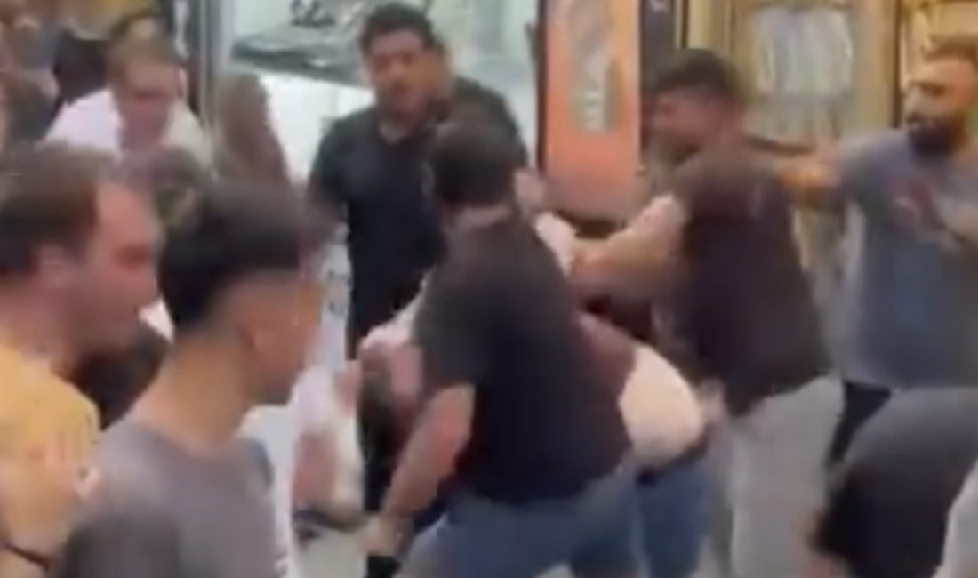 Fatih'te esnaf ortasında küfürleşme sonucu çıkan hengamede ortalık karıştı. Çekpas,