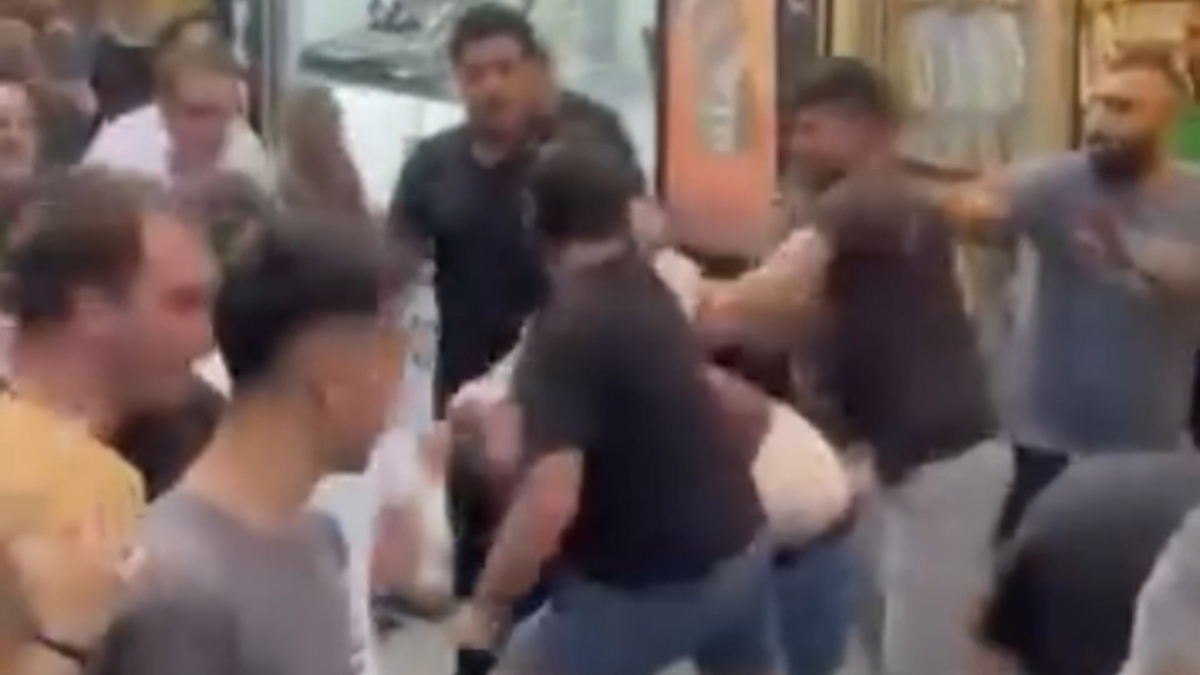 Fatih'te esnaf ortasında küfürleşme sonucu çıkan hengamede ortalık karıştı. Çekpas,