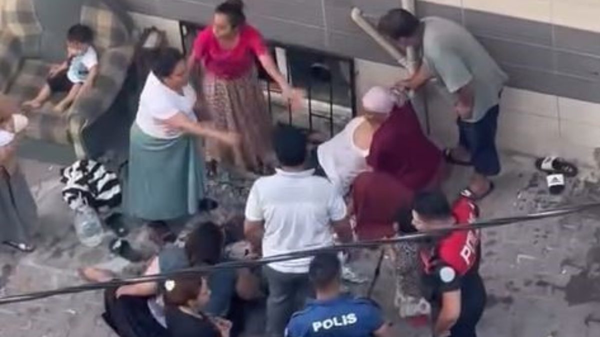 Esenyurt'ta konut sahibi ve kiracı ortasında çıkan arbedede ortalık karıştı.