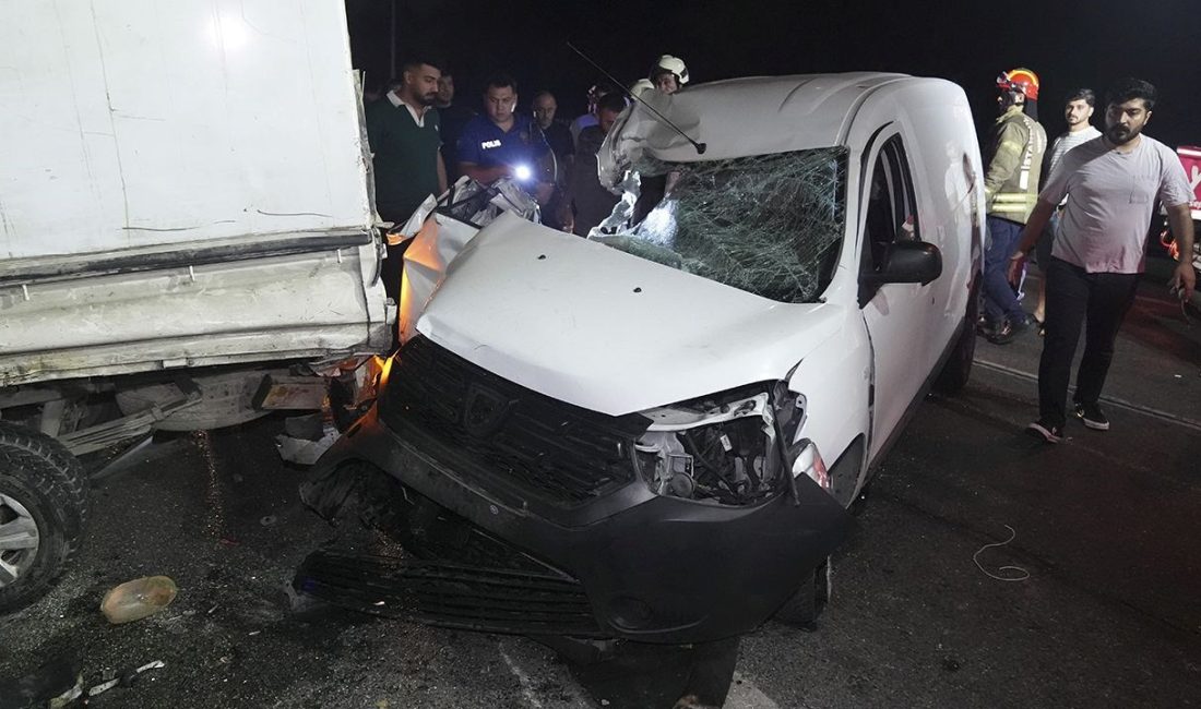 Bayrampaşa'da hafif ticari araç, yakıtı bittiği için yol kenarında bekleyen
