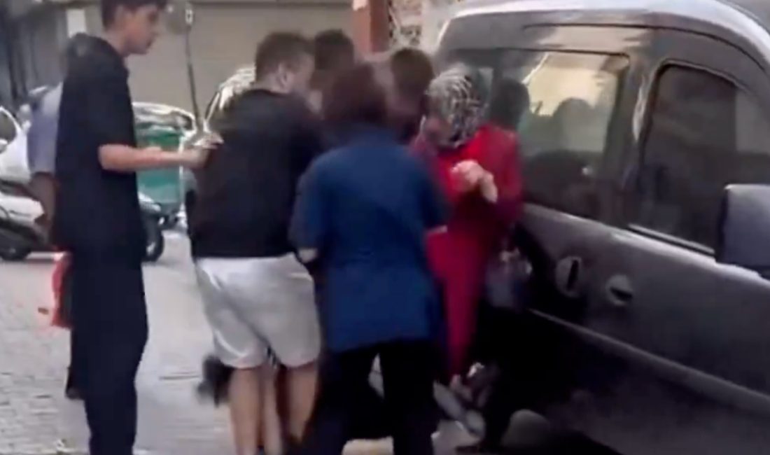 Bahçelievler'de bir bayan, sokakta yürürken giysisini açık bulduğu bir öbür