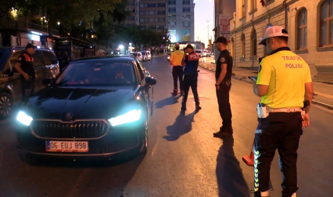 İstanbul'da polis takımları, kent genelinde helikopter takviyeli "huzur'' uygulaması yaptı.