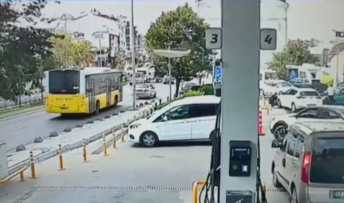 Arnavutköy'de seyir halindeki İETT otobüsünün tavanından kopan bir modülün, yol