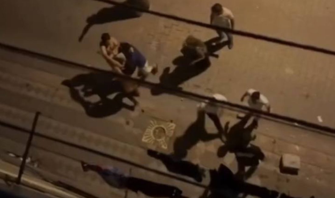 Sultangazi'de iki aile ortasında bilinmeyen bir nedenle çıkan bıçaklı sopalı