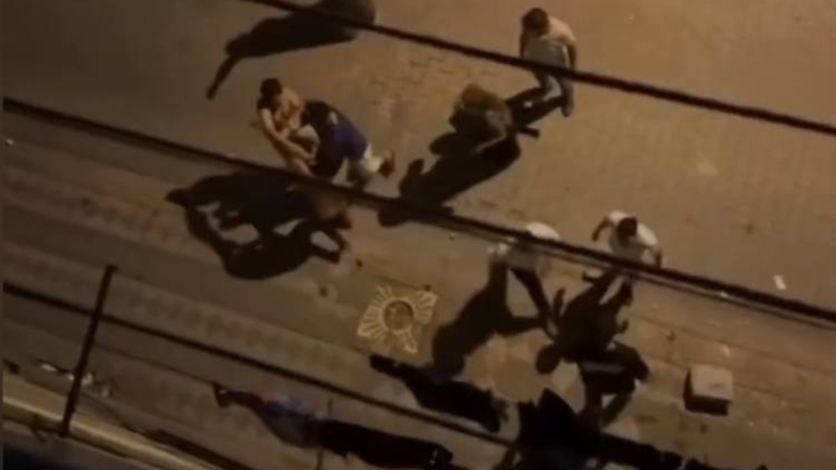 Sultangazi'de iki aile ortasında bilinmeyen bir nedenle çıkan bıçaklı sopalı