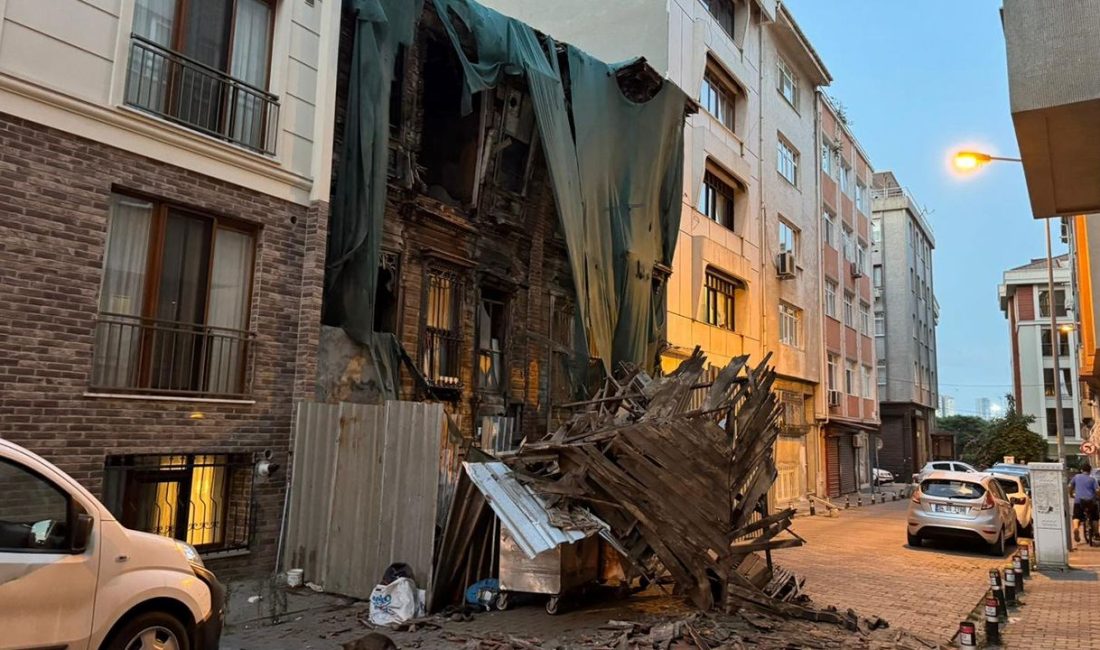 İstanbul'da metruk haldeki iki katlı tarihi ahşap binada kısmi çökme