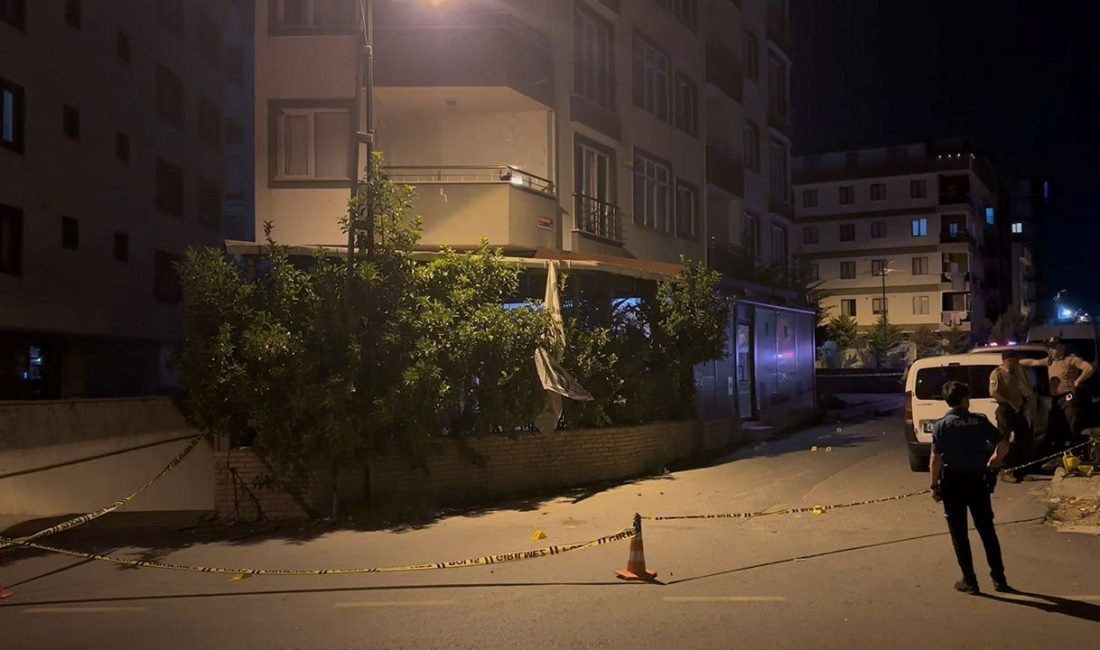 Sultanbeyli'de bir kafeteryaya silahlı taarruz düzenledi. İşyerinden de silahla karşılık