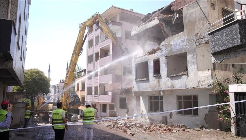 Balıkesir'de meydana gelen 6,1 büyüklüğündeki sarsıntı İstanbul'da da hissedildi. Telaş
