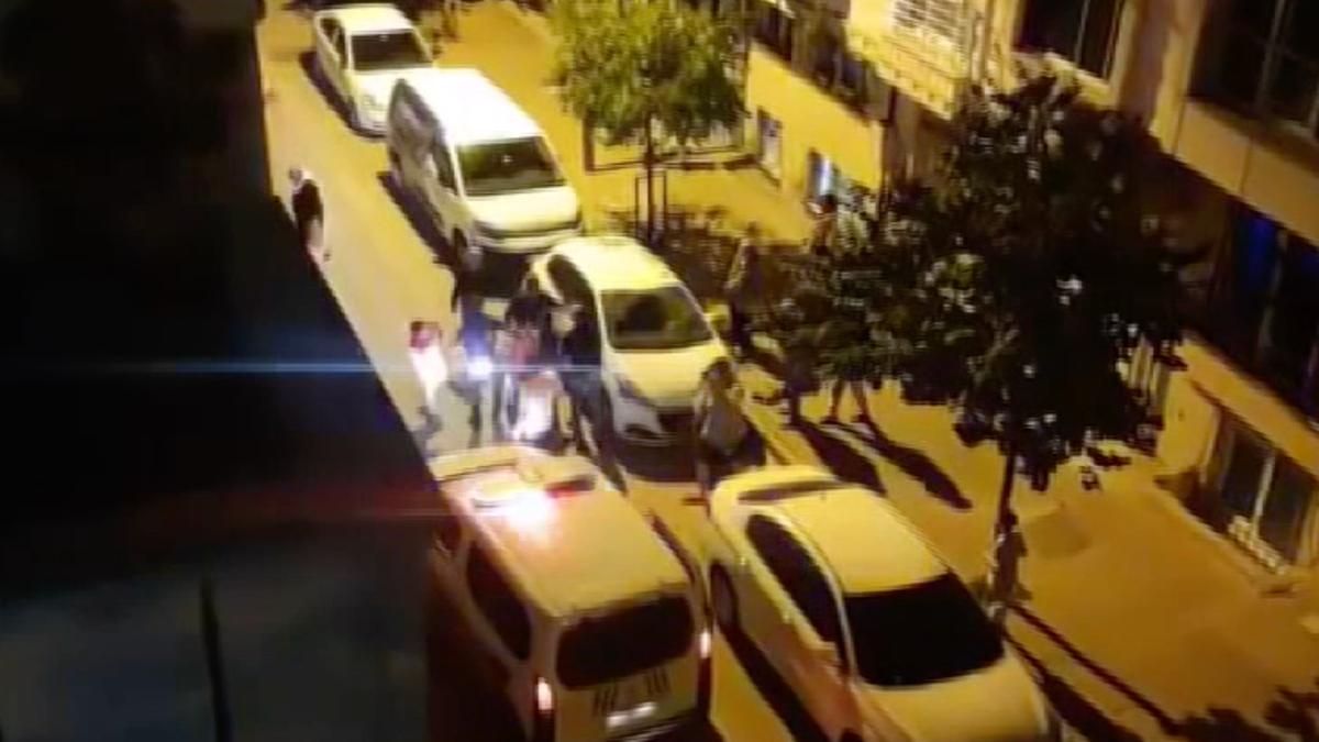 Esenyurt'ta komşular ortasında çıkan bıçaklı arbede, polisin müdahalesiyle son buldu.