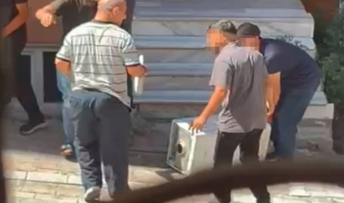 Esenyurt'ta kentsel dönüşüm için boşaltılarak mühürlenen apartmandan güpegündüz hırsızlık anı