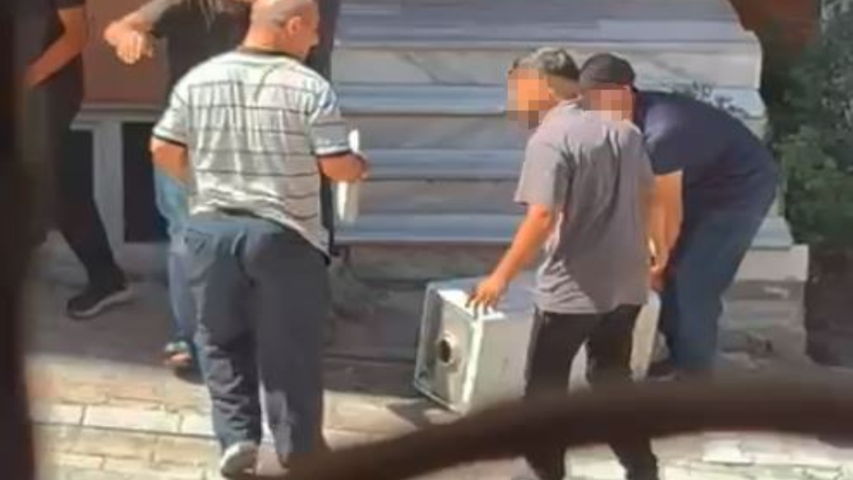 Esenyurt'ta kentsel dönüşüm için boşaltılarak mühürlenen apartmandan güpegündüz hırsızlık anı
