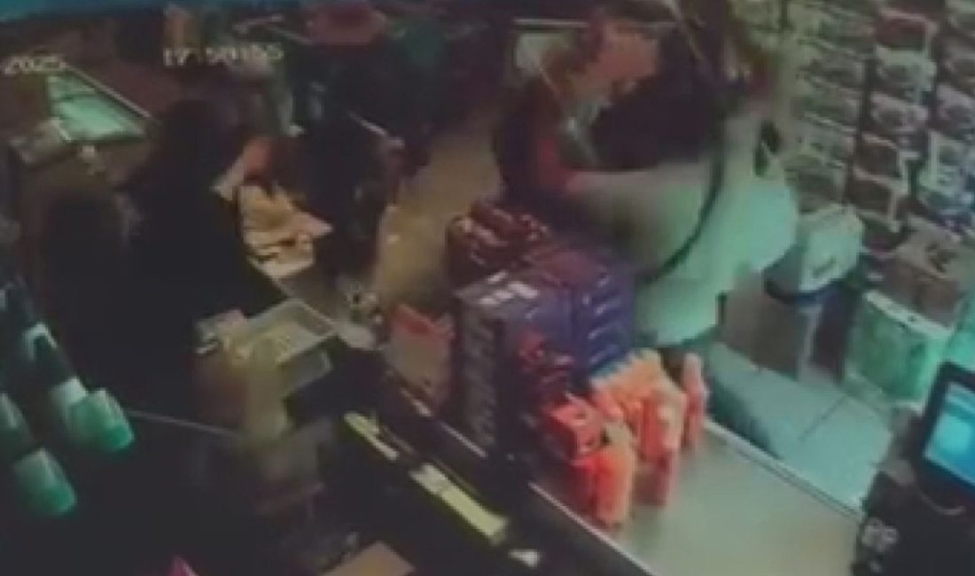 Fatih'te bir zincir markette bayan kasiyer ile erkek müşteri ortasında