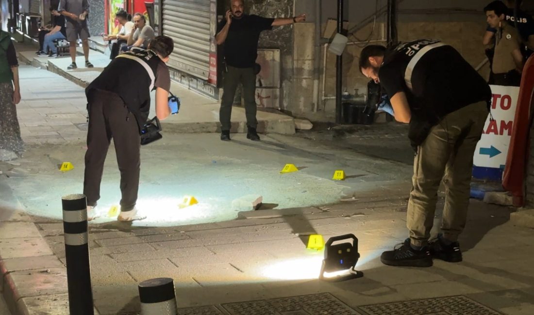Avcılar'da, arabayla sokağa gelen şüpheliler otoparka silahlı atak düzenledi. Saldırganın