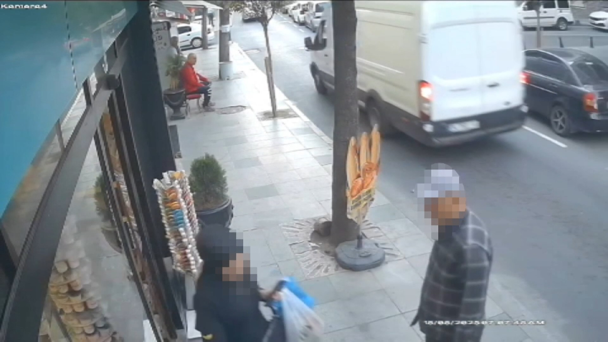Silivri'de simit alan bayan, argümana nazaran pastane önünde bir kişinin