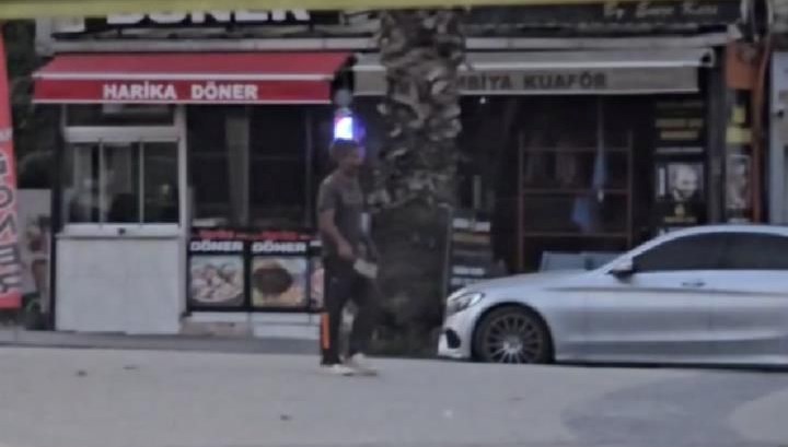 İstanbul'un Arnavutköy ilçesinde elinde satır bulunan bir kişi, vatandaşlara saldırmaya
