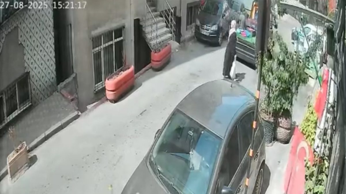 Beyoğlu'nda seyyar satıcı, kendisinden aldığı domatesin kilosunda eksik olduğunu tez
