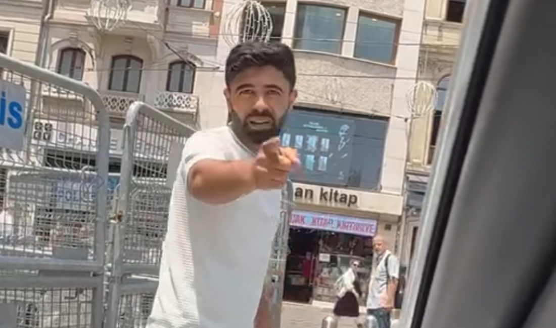 Beyoğlu'nda tek şeritli yolda durarak bagaj indiren sürücüyle araba şoförü