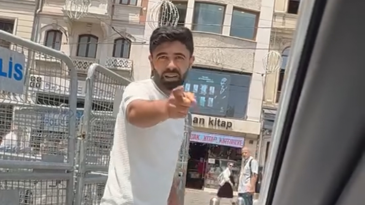 Beyoğlu'nda tek şeritli yolda durarak bagaj indiren sürücüyle araba şoförü
