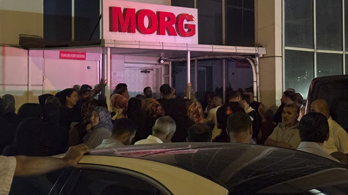 Eyüpsultan'da kimliği belirlenemeyen bir şahıs tarafından silahlı taarruza uğrayan taksi