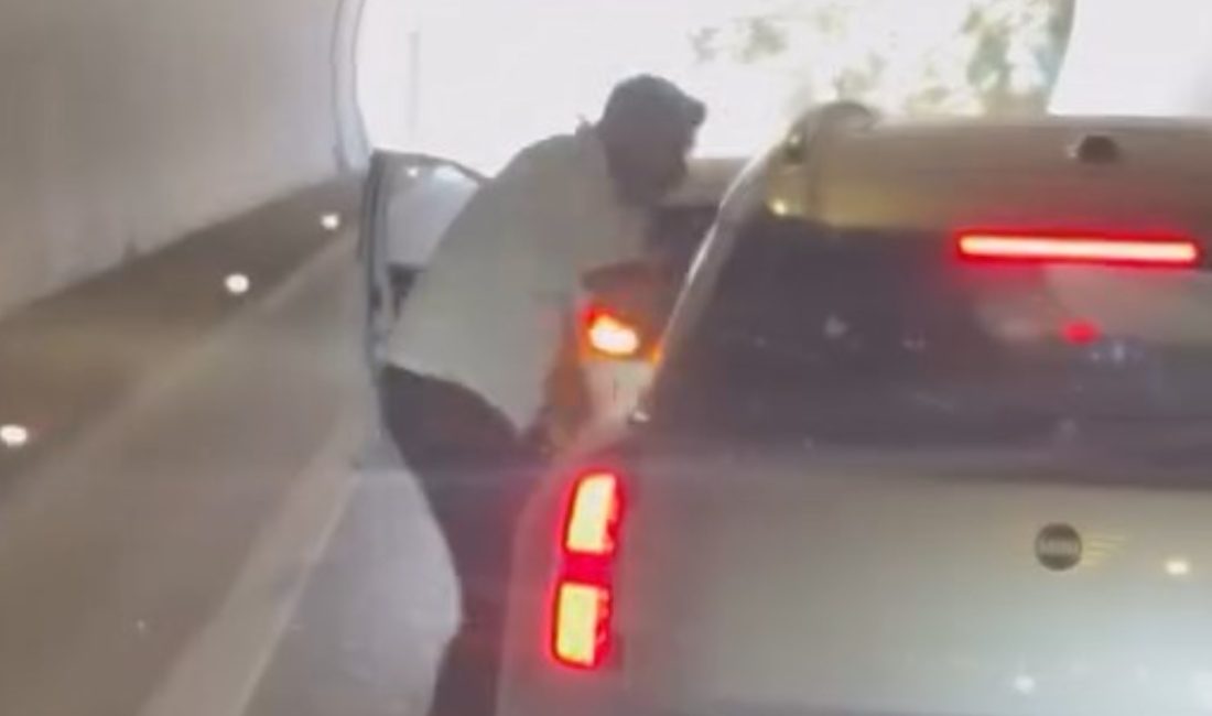 Ümraniye'de iki şoför ortasında yol verme nedeniyle, trafikte tartışma başladı.