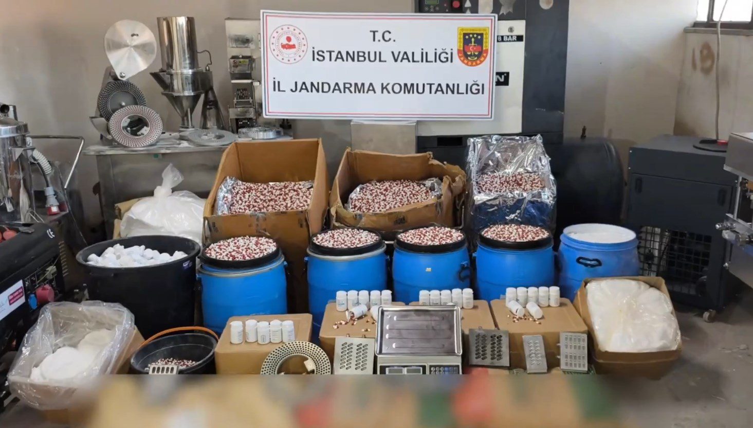 İstanbul'da düzenlenen uyuşturucu operasyonunda 2 kuşkulu tutuklandı.