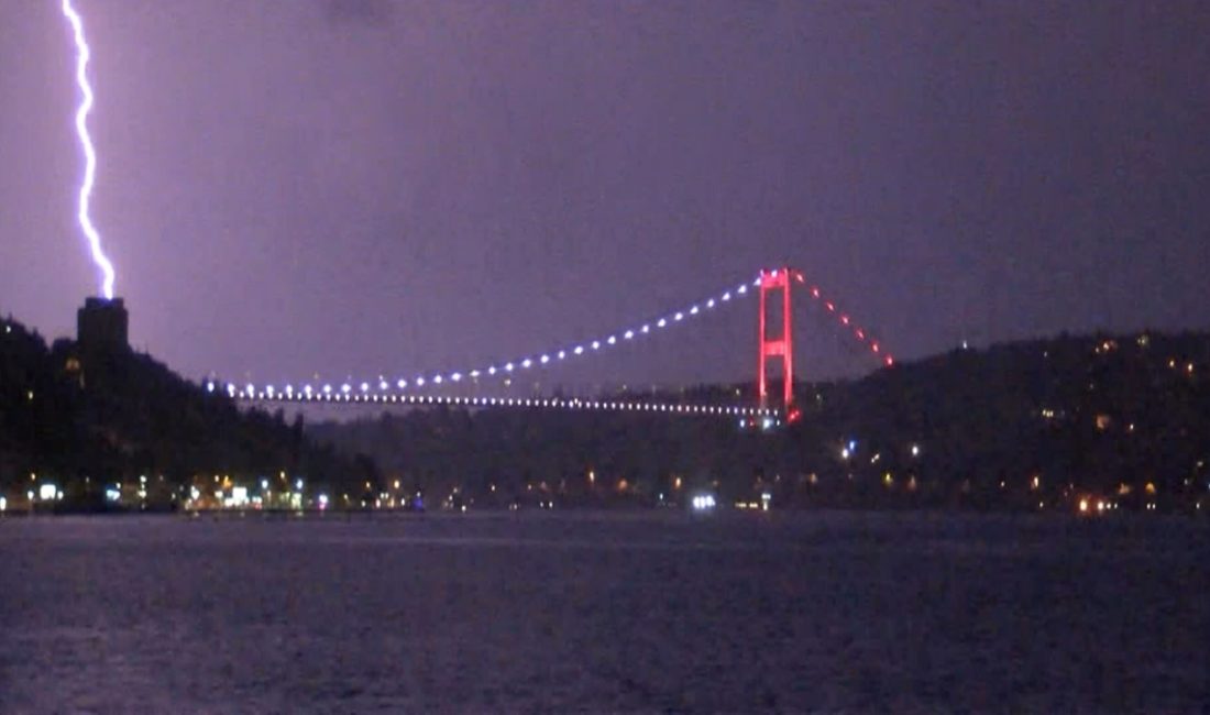 Gök gürültülü sağanak yağış uyarısı yapılan İstanbul'da gecenin karanlığını şimşekler