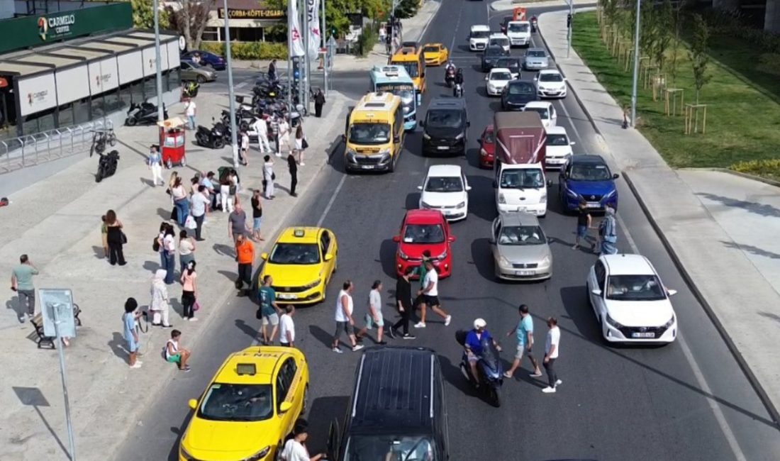 Silivri'de alışveriş merkezine gelenler, yaklaşık 30 metre ilerideki yaya geçidini