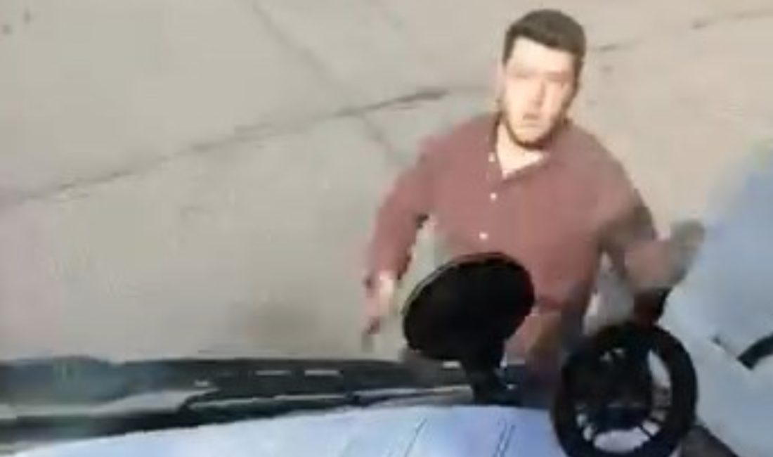 Tuzla'da yol verme tartışmasında arabasından inen şoför, kamyonetin camını yumruk