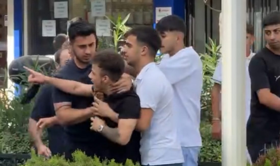 Kağıthane'de caddedeki bir şeridi kamyonetle trafiğe kapatarak eser indiren nakliyeciyle