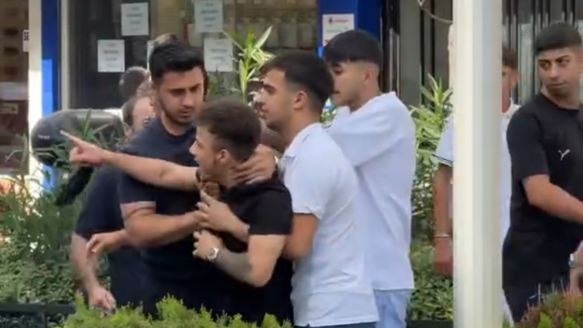 Kağıthane'de caddedeki bir şeridi kamyonetle trafiğe kapatarak eser indiren nakliyeciyle